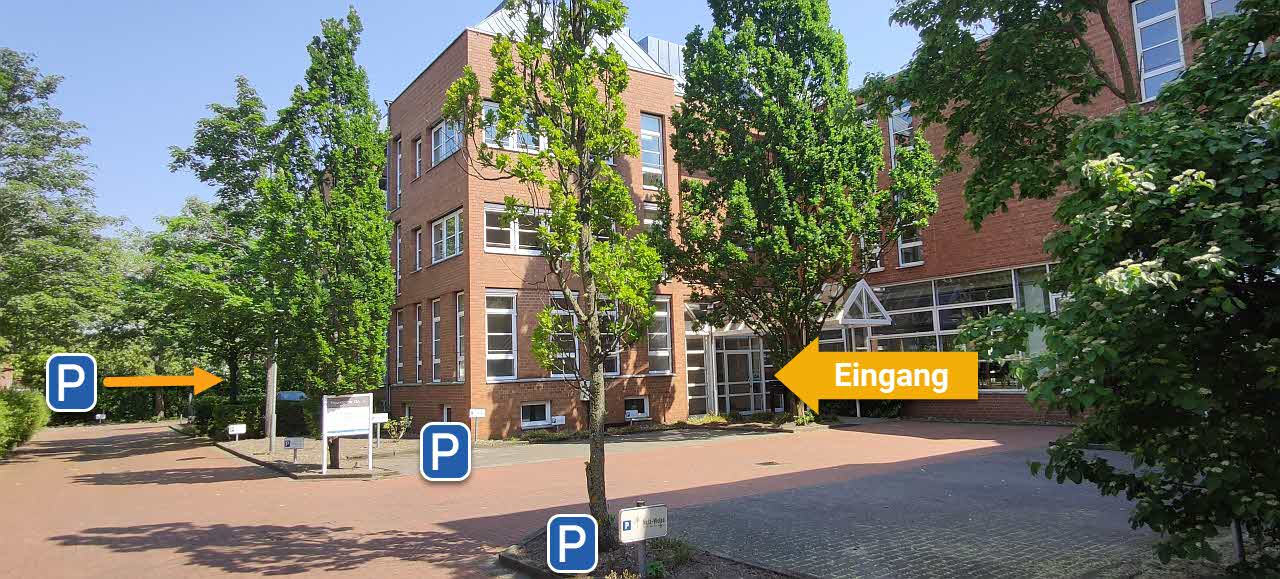 Vor und hinter dem Haus befinden sich Parkplätze